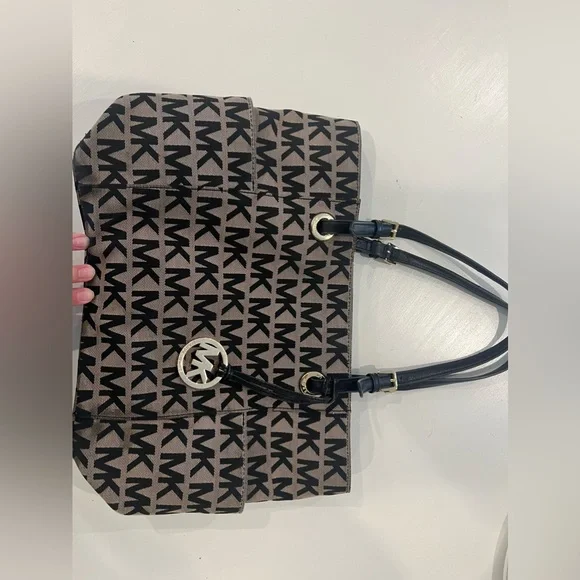 Micheal Kors purse - Picture 2 of 5